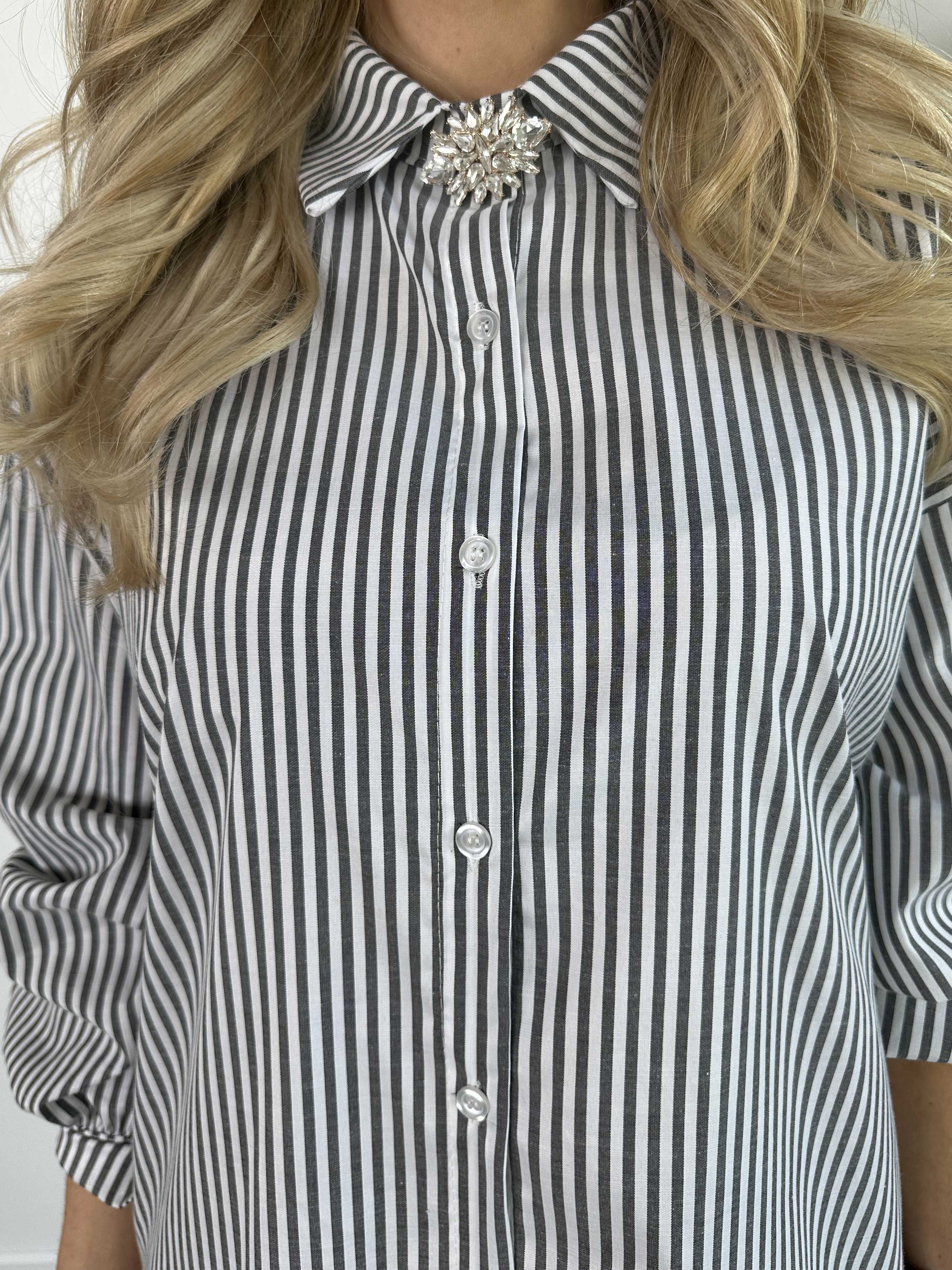 Raizal - Lang stribet skjortekjole i viskose med en broche